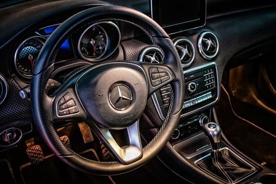 What are the advantages of injection molded parts in new energy automobile parts?
