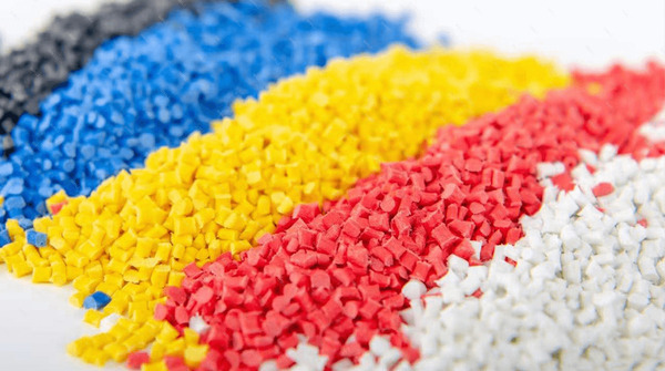 Quais tipos de materiais plásticos são mais adequados para moldagem por injeção?