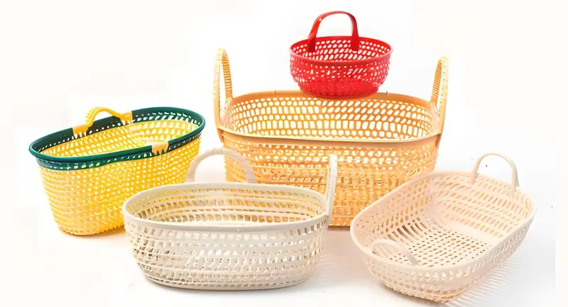 Cestini in plastica colorata stampata a iniezione disposti in gruppi