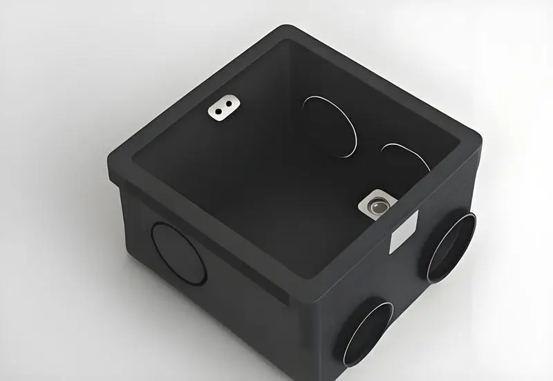 Schwarze Kunststoffbox mit kreisförmigen Ausschnitten an den Seiten