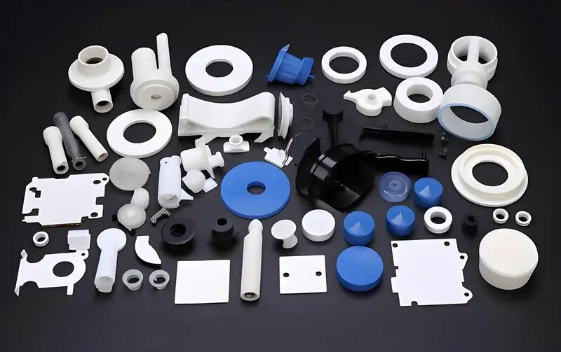 Diverse parti in plastica stampate a iniezione su una superficie nera