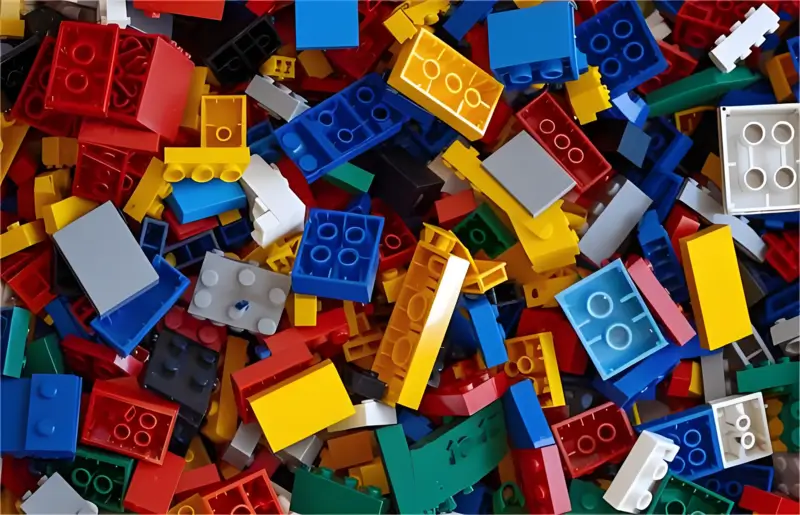 Una pila di mattoncini colorati Lego per lo stampaggio a iniezione