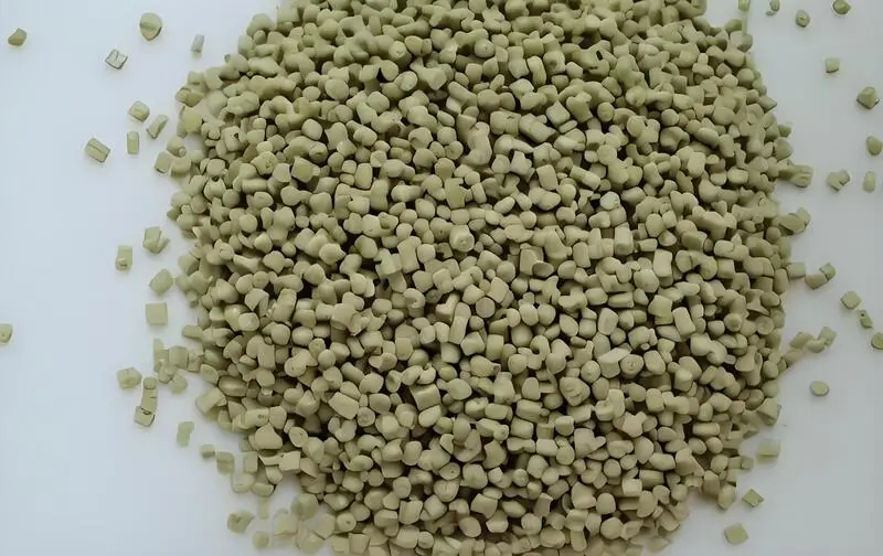 Bolitas de plástico ABS beige moldeadas por inyección sobre fondo blanco
