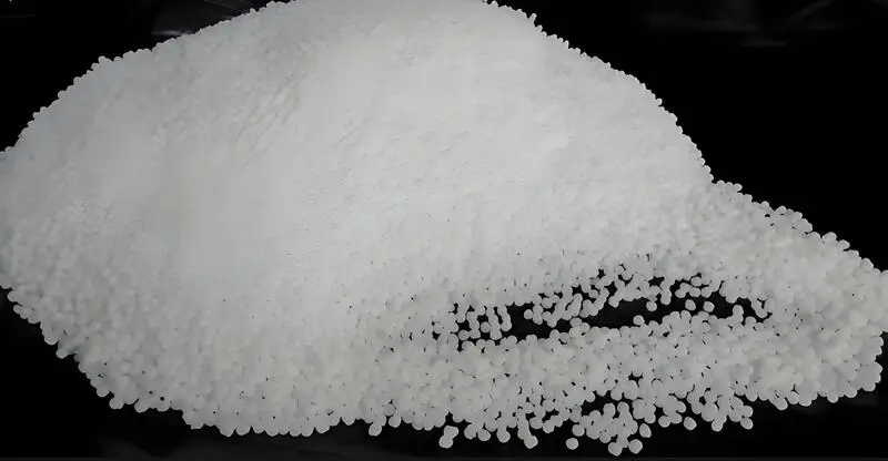 montón de material blanco de moldeo por inyección de polioximetileno (POM) sobre fondo negro