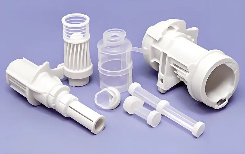 Parti assortite in plastica bianca stampata a iniezione su sfondo viola