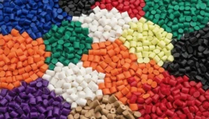 Palline di plastica colorate assortite disposte secondo uno schema, utilizzate per lo stampaggio a iniezione e i processi di produzione.