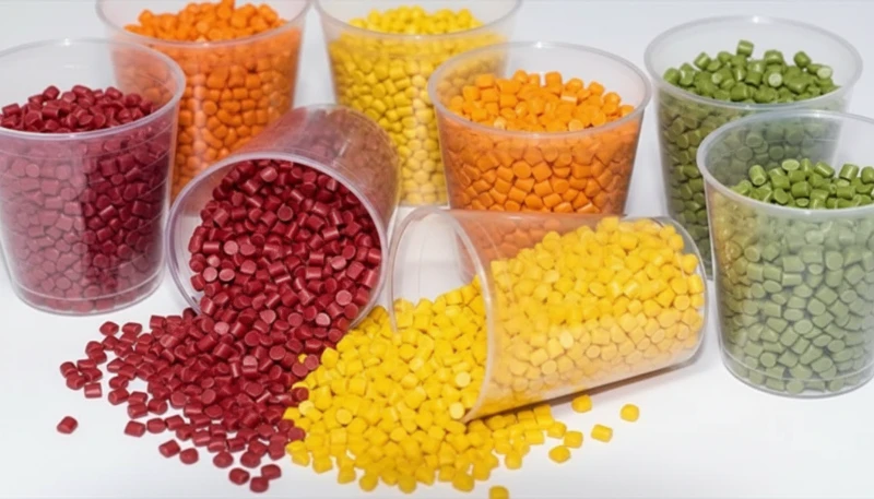 Gránulos de plástico coloridos en contenedores transparentes