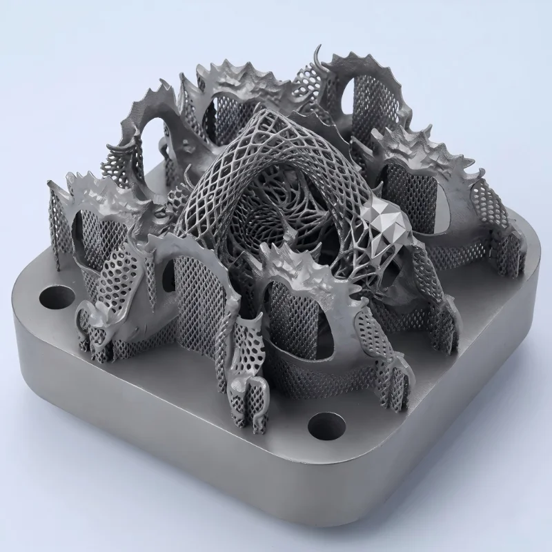 Estrutura intrincada de metal impressa em 3D com treliça e padrões geométricos.