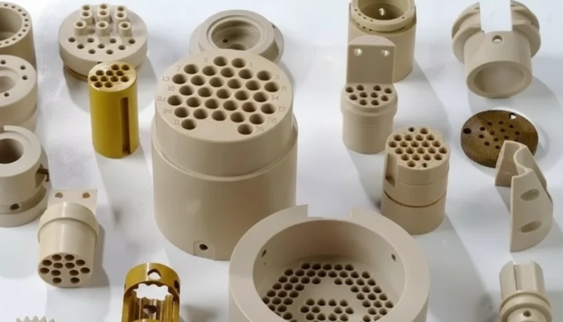 Plastic injection mold components layout